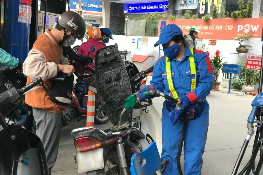 Sinh viên lao đao vì thông tin giá xăng tăng trên mạng xã hội