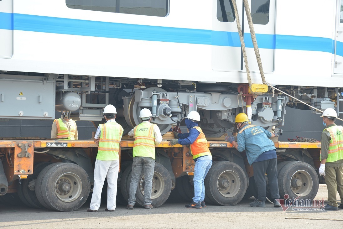 Hai đoàn tàu metro số 1 về TP.HCM, chờ ngày chạy thử nghiệm