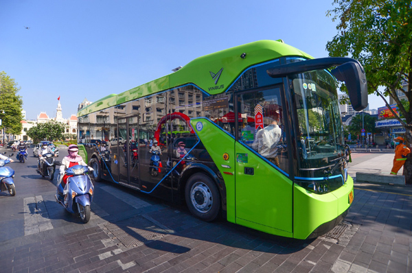 Dân TP.HCM trải nghiệm xe VinBus: Như đang du lịch giữa lòng thành phố