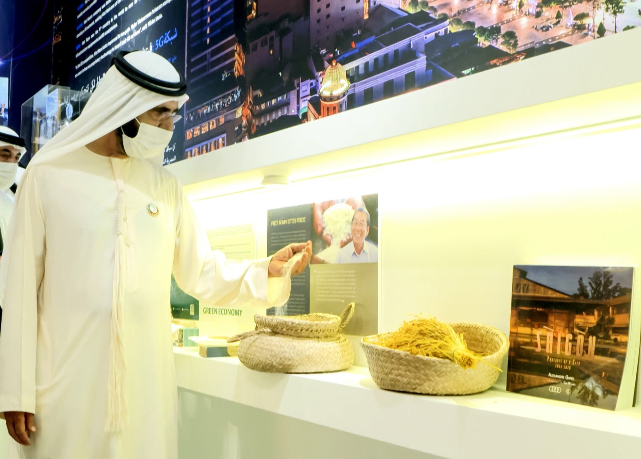 Quốc vương Dubai thăm Nhà triển lãm Việt Nam