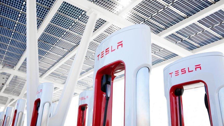 Tesla cho người Ukraine sạc xe điện miễn phí