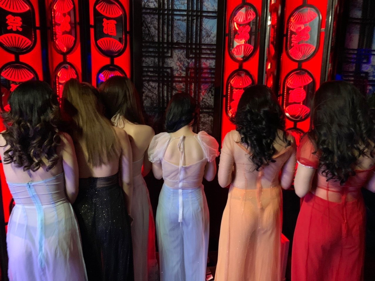70 nữ tiếp viên mặc mát mẻ chờ phục vụ khách tại điểm karaoke trung tâm TP.HCM