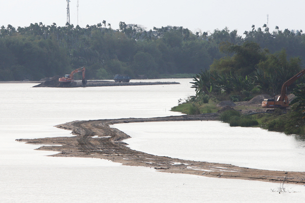 Nắn dòng, làm đường trên sông ở Ninh Thuận để khai thác cát