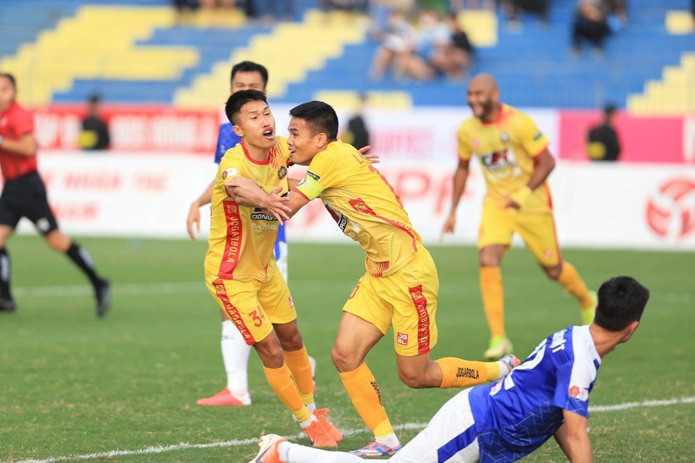 Kết quả bóng đá V-League vòng 4: Bình Định thắng to, SLNA mất chiến thắng