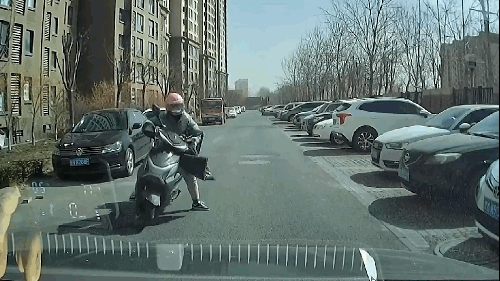 Cuồng phong thổi bay người lái xe máy trên đường phố