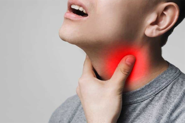 Cách giảm đau họng - triệu chứng phổ biến nhất của Omicron