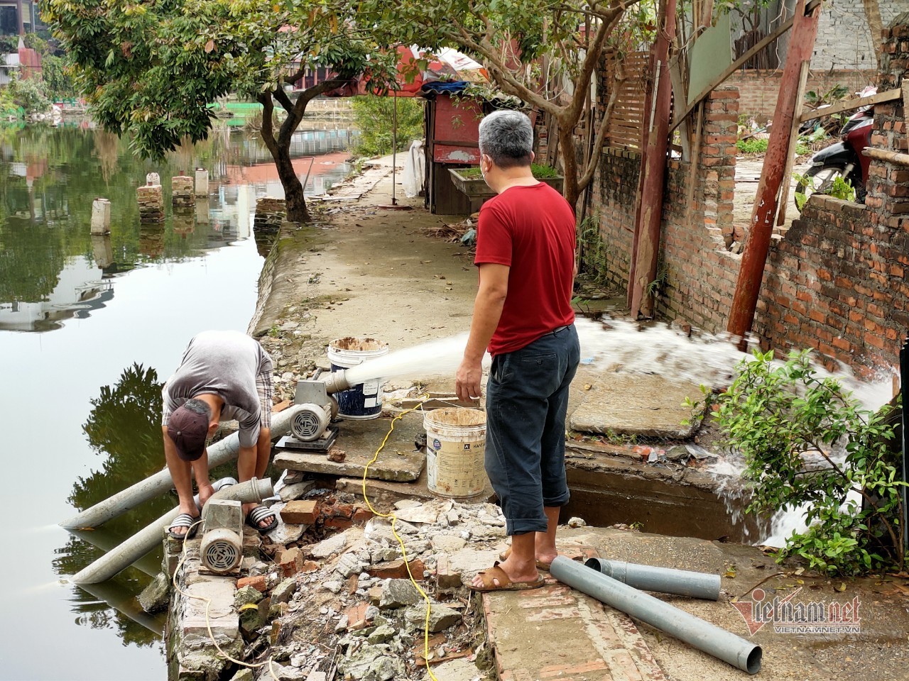 Quận hút nước chuẩn bị lấp hồ tự nhiên 1,2ha, người dân treo băng-rôn xin giữ