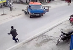 Máy xúc rơi từ xe tải đè chết người đàn ông dừng xe máy bên đường