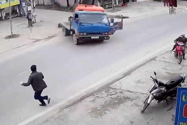 Máy xúc rơi từ xe tải đè chết người đàn ông dừng xe máy bên đường