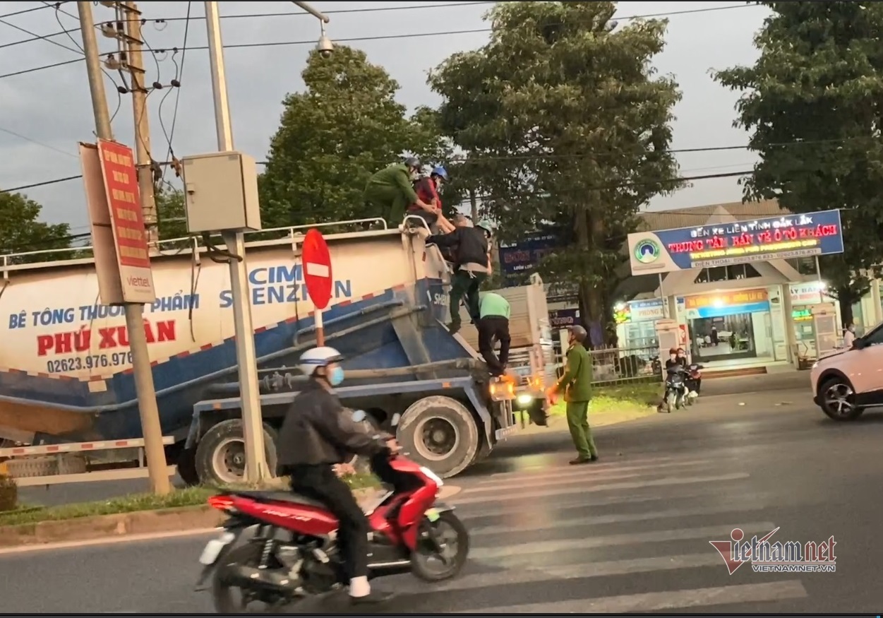 Cô gái ở Đắk Lắk hành động lạ thường, mang kéo chặn xe, leo nóc ô tô