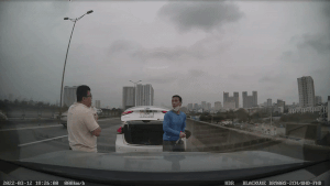 Hà Nội: Tài xế Kia cầm rìu đe dọa tài xế Porsche vì không vượt được làn