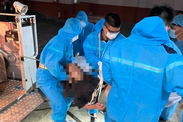 Thót tim cảnh giải cứu thai phụ mắc Covid-19 trèo lên tháp nước cao 25m