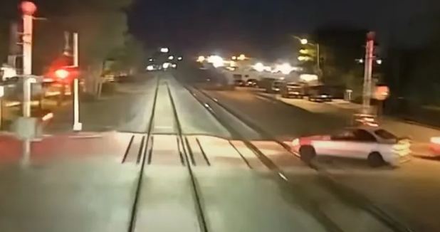 Cố cắt ngang đầu tàu, Honda Civic bị 