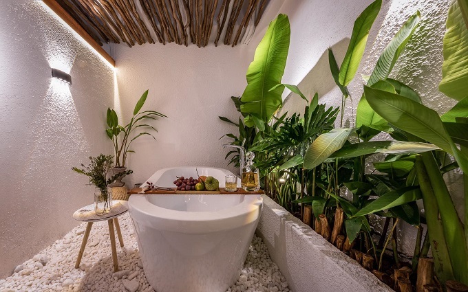 Resort garden, ‘thousand star’ bathroom in the middle of the sky in Ho Chi Minh City