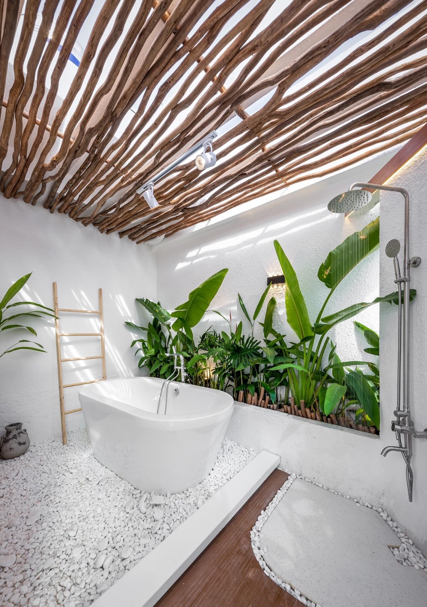Resort garden, 'thousand star' bathroom in the middle of the sky in Ho Chi Minh City