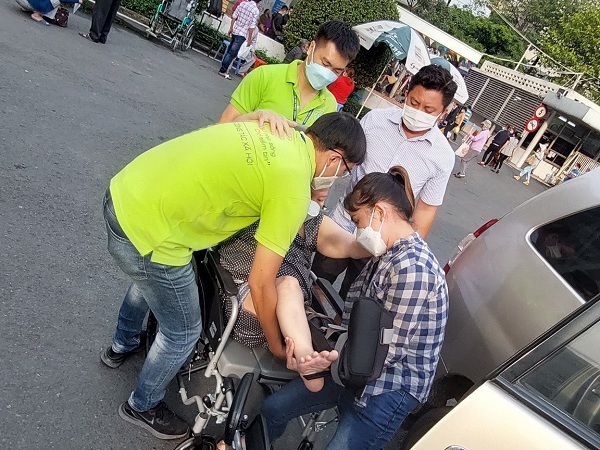 Bệnh nhân nghèo “mừng hết biết” vì được hỗ trợ chỗ ở giá rẻ, xe lăn miễn phí