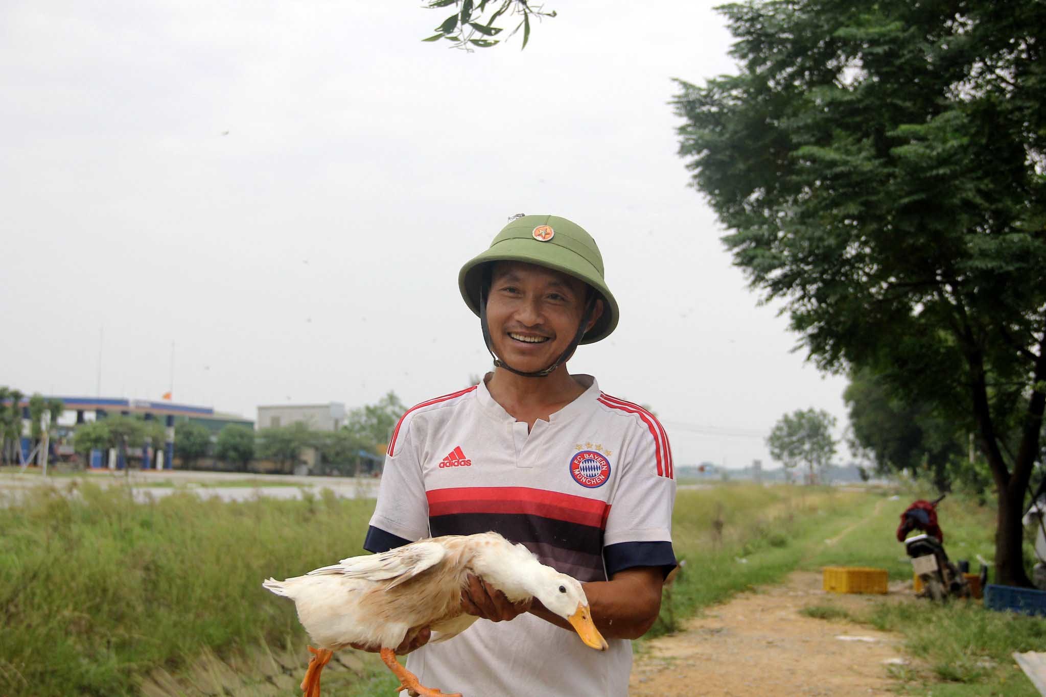 Overcoming the past, the farm owner raised 10,000 super eggs to collect billions