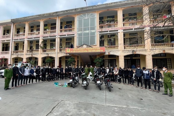 40 teenagers drive cars without license plates, carrying weapons, rioting in the streets of Hai Duong
