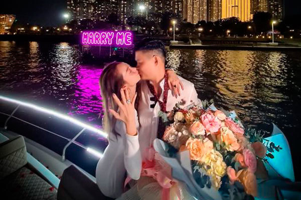 Minh Hằng được bạn trai hơn 10 tuổi cầu hôn