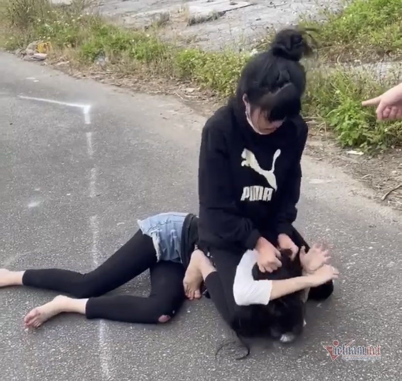 In the middle of the day, Hue schoolgirls fight to determine victory and defeat