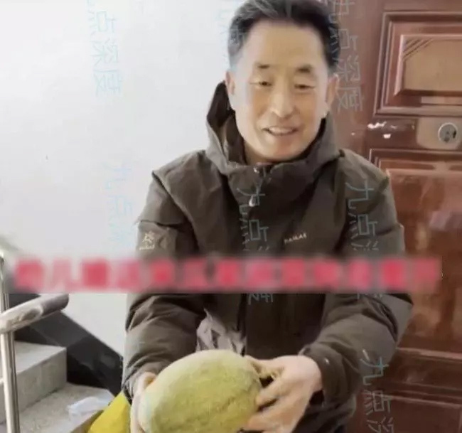 71-year-old father-in-law waited at the door for 3 hours to give food to his daughter-in-law