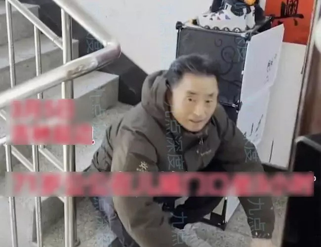 71-year-old father-in-law waited at the door for 3 hours to give food to his daughter-in-law