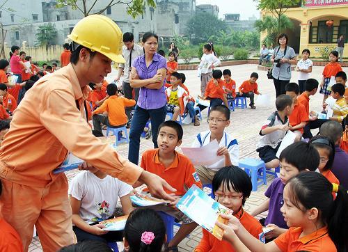 PC Phú Thọ đẩy mạnh tuyên truyền sử dụng tiết kiệm điện tới toàn bộ khách hàng