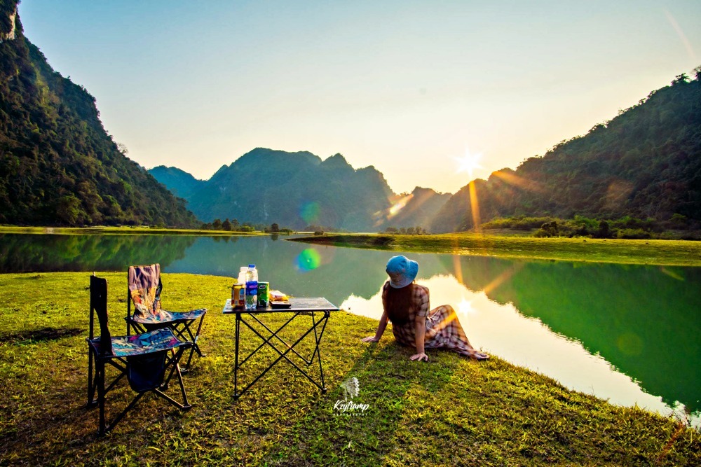 Thảo nguyên đẹp như tranh ở Lạng Sơn, khách đổ về cắm trại, chèo thuyền, ngắm ngựa phi