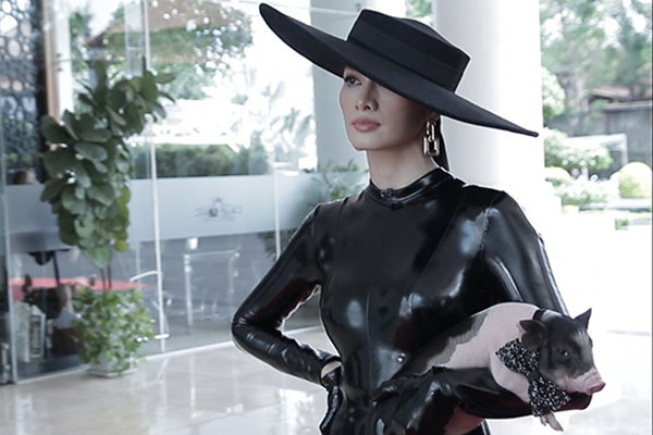 Anh Thư bế heo đi chấm thi The Face cùng Vũ Thu Phương, Minh Triệu