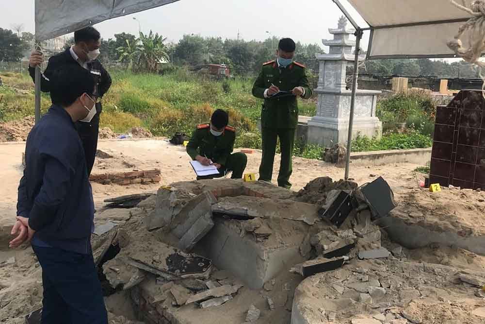 Mộ cụ ông 85 tuổi bị đập phá, đào xới sau vài ngày an táng