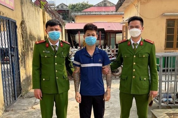 Rút súng bắn tài xế taxi vì không thấy bạn gái