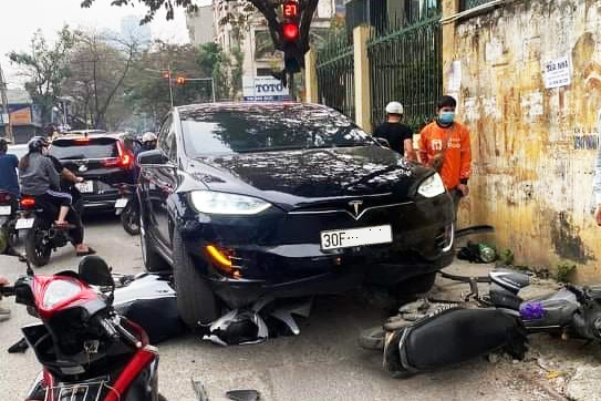 Hanoi: Tesla Model X electric super SUV mistakenly suspects the accelerator pedal causing 2 motorbikes to lie under