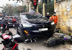 Hà Nội: Siêu SUV điện Tesla nghi nhầm chân ga khiến 2 xe máy nằm gầm