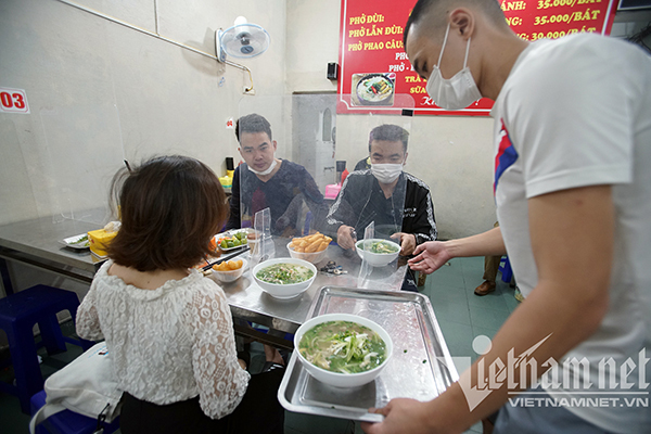 Hà Nội bỏ quy định hàng ăn, uống phải đóng cửa trước 21h