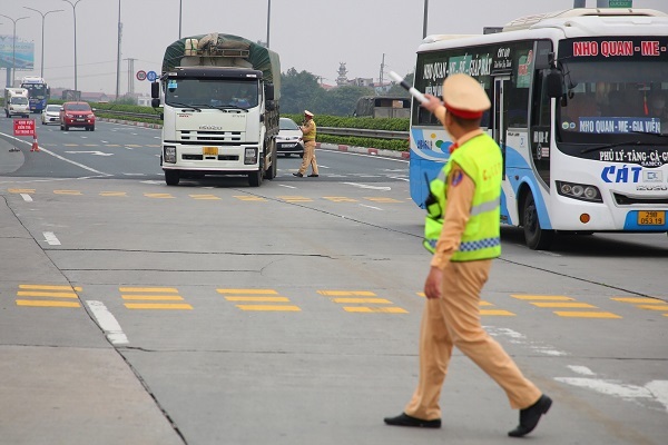 Lái xe chở thêm hàng để bù tiền xăng ‘ngậm ngùi’ nhận phạt 11 triệu