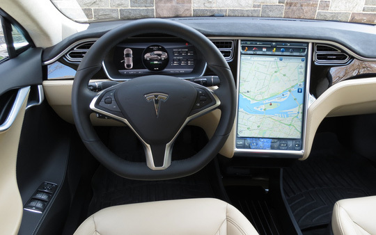 Hà Nội: Siêu SUV điện Tesla nghi nhầm chân ga khiến 2 xe máy nằm gầm