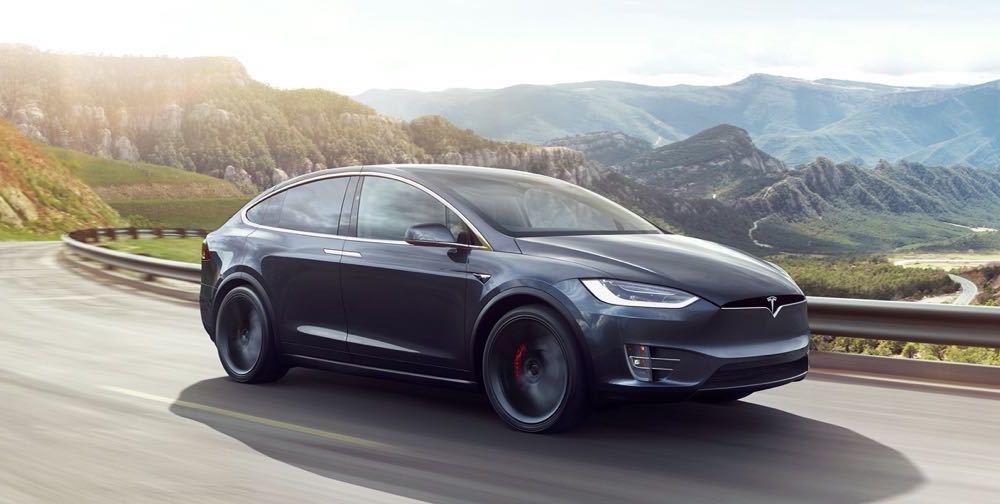 Hà Nội: Siêu SUV điện Tesla nghi nhầm chân ga khiến 2 xe máy nằm gầm