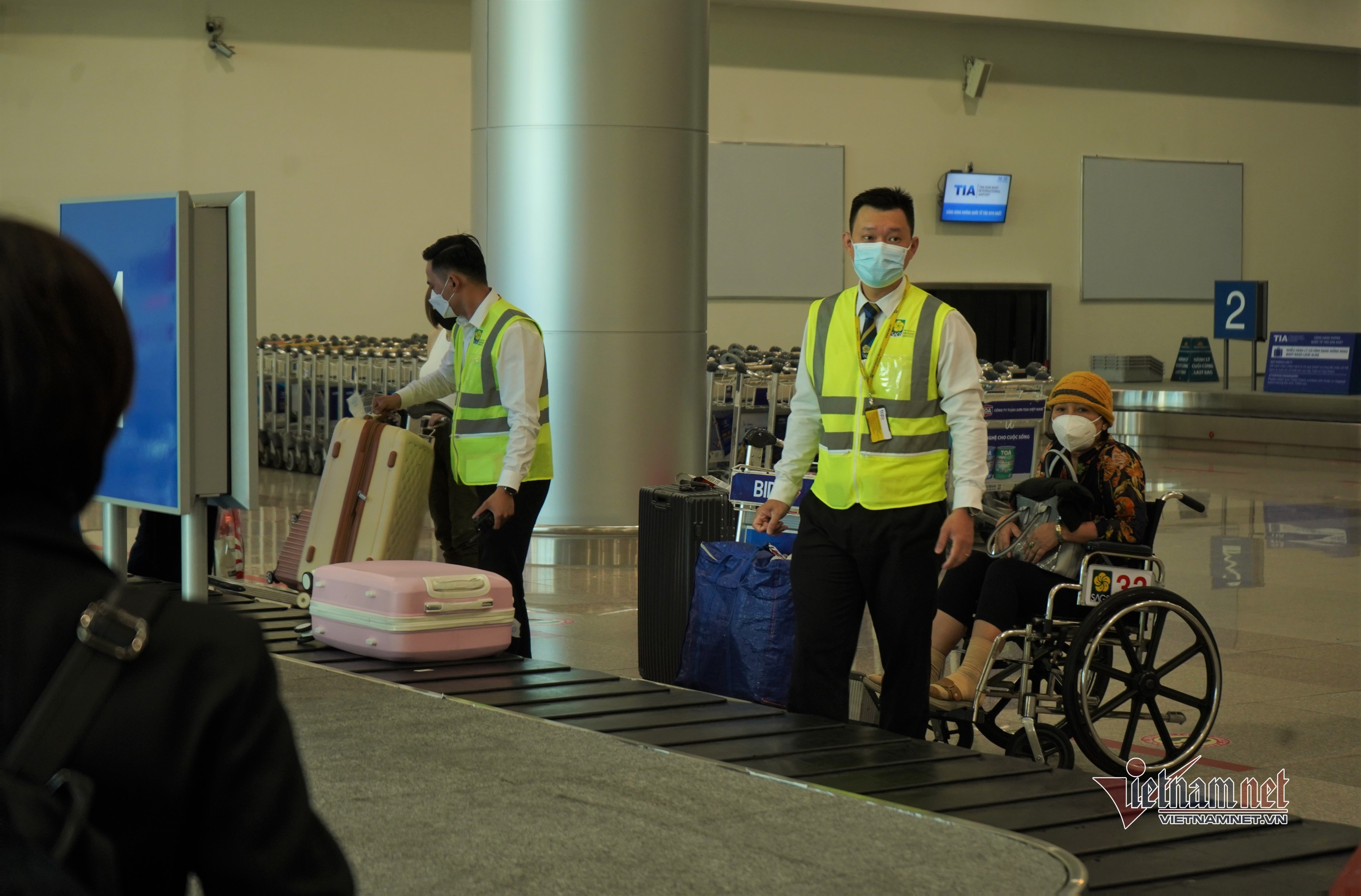 Sân bay Tân Sơn Nhất vắng khách quốc tế sau ngày mở cửa du lịch