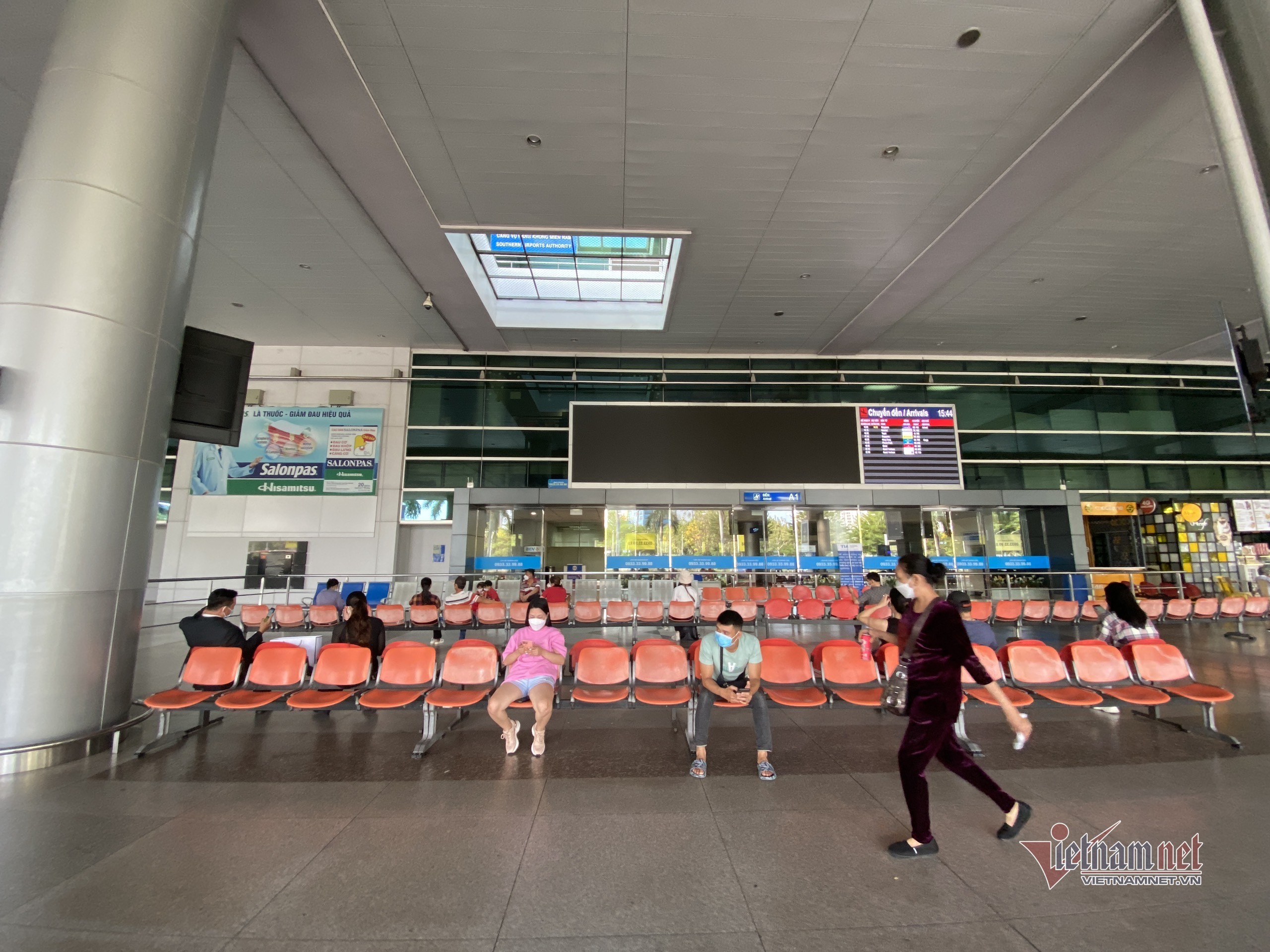 Sân bay Tân Sơn Nhất vắng khách quốc tế sau ngày mở cửa du lịch