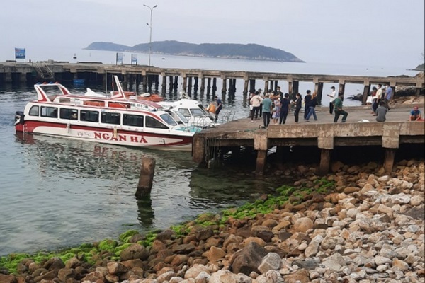 25 du khách mắc kẹt 2 ngày ở đảo Cù Lao Chàm vào bờ bằng ca nô