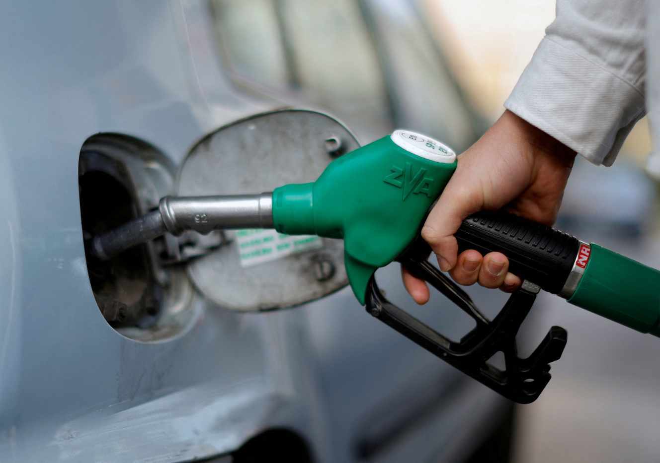 Many drivers mix gasoline for cars themselves to save money