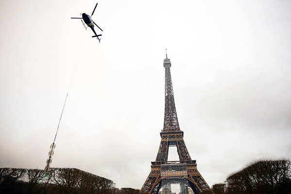Tháp Eiffel nổi tiếng của Pháp bất ngờ cao thêm 6 mét