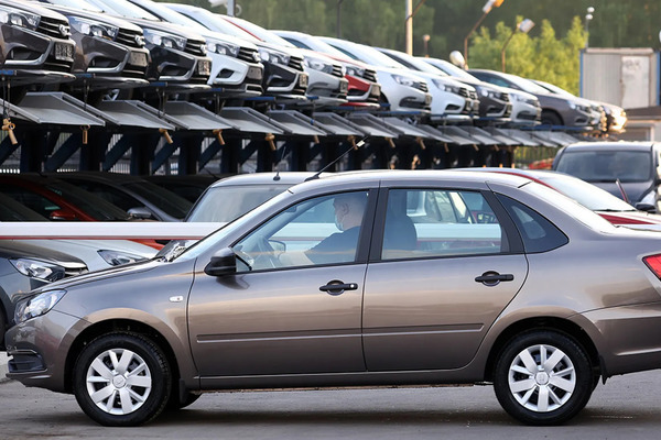 Lada: Huyền thoại xe giá rẻ của người Nga lại khốn khó vì chiến sự