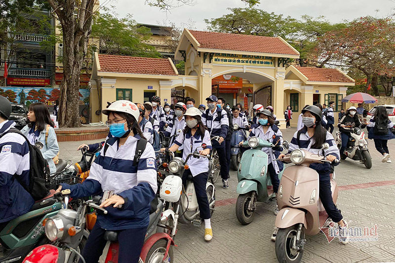 Hạ tuổi cấp bằng lái xe máy: Phụ huynh lo 'vẽ đường cho hươu chạy'