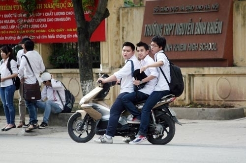 Hạ tuổi cấp bằng lái xe máy: Phụ huynh lo