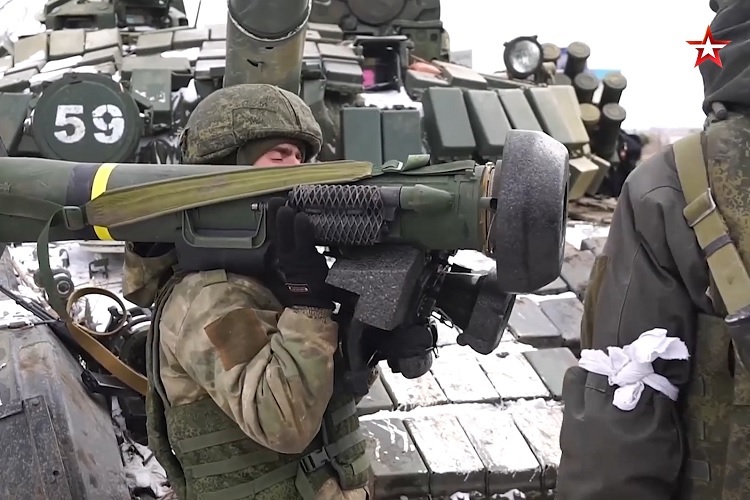 Image of Russian soldiers transferring American missiles in Ukraine to the separatist region