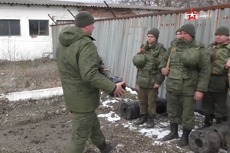 Image of Russian soldiers transferring American missiles, increasing Ukraine to the separatist region