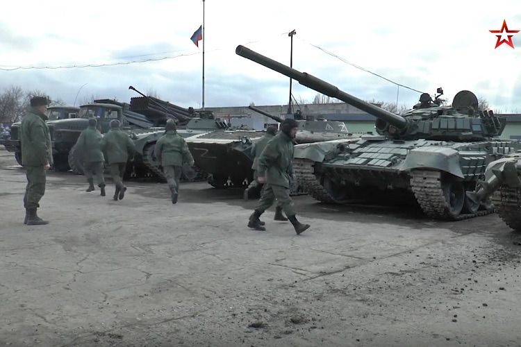 Image of Russian soldiers transferring American missiles, increasing Ukraine to the separatist region