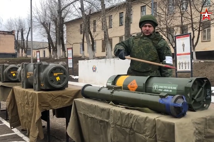 Image of Russian soldiers transferring American missiles, increasing Ukraine to the separatist region