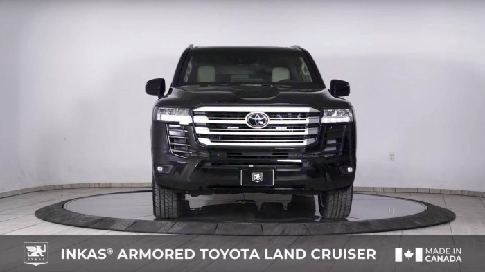 Cận cảnh Toyota Land Cruiser 2022 được bọc giáp chống đạn